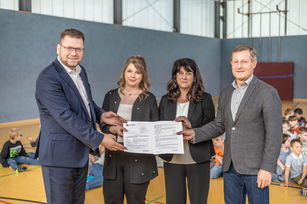 Der Hort und die Grundschule Mühlanger werden für fast 1 Mio. Euro baulich weiterentwickelt. Landrat Tylsch überbrachte den Bescheid.