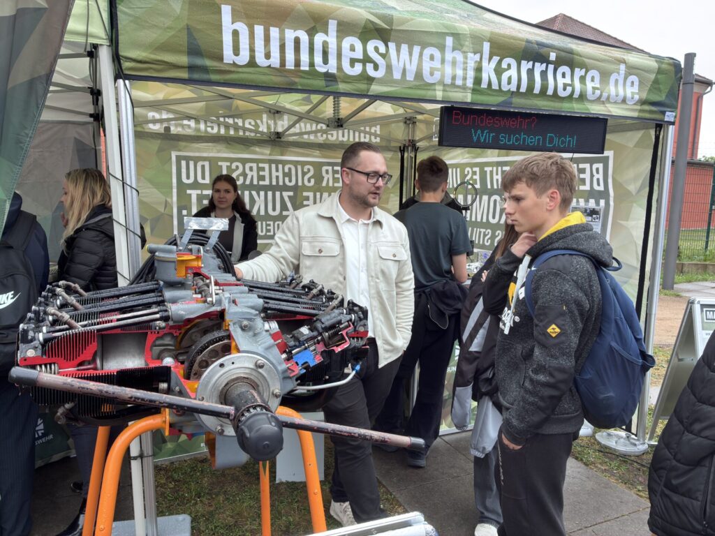 In der Exerzierhalle in Lutherstadt Wittenberg fand am 6. Mai die fünfte Ausbildungsmesse „Job. Läuft.“ statt.