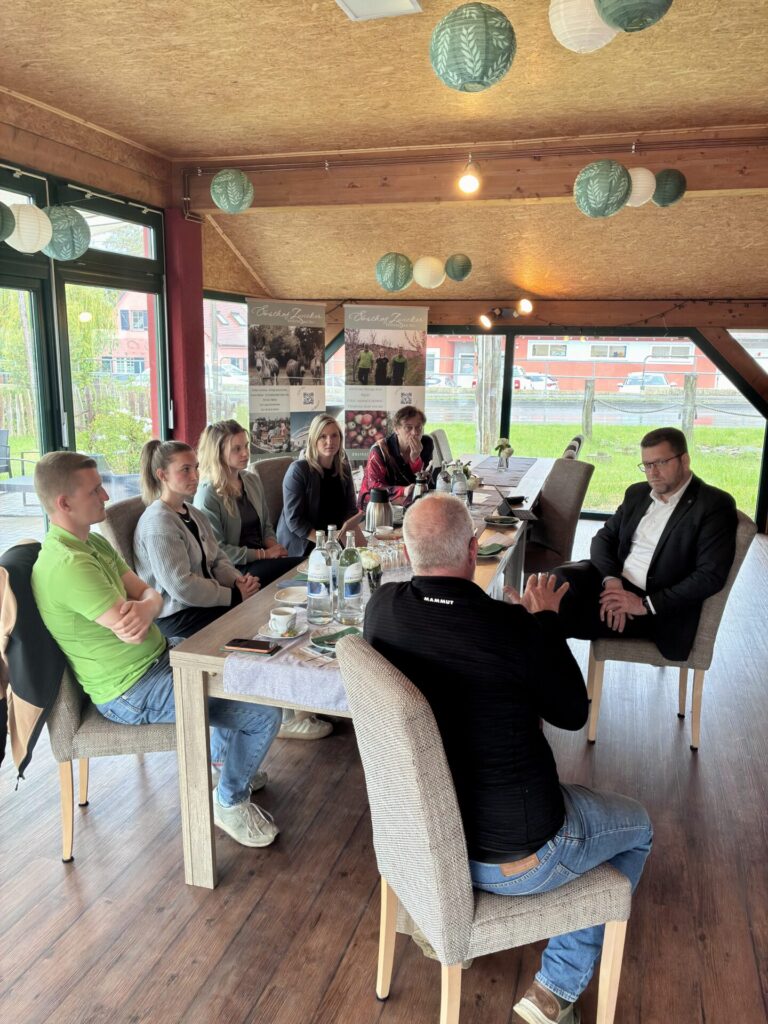 Firmenbesuch Landrat Christian Tylsch beim Obsthof Zwicker in Jessen