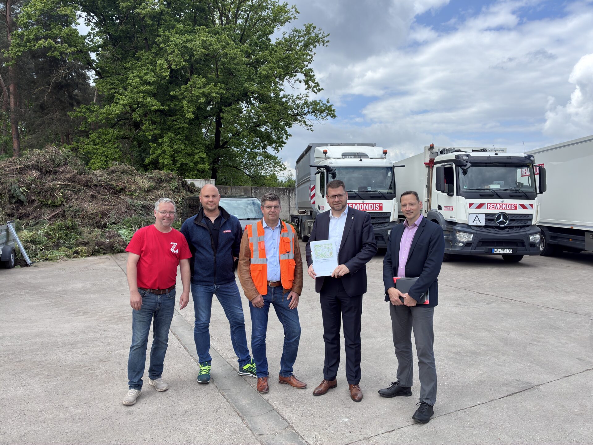 Ronny Zegarek, Sebastian Otter, Mario Fromm (beide Remondis), Landrat Christian Tylsch und Fachdienstleiter Heiko Tschetschorke informieren über die Änderungen bei der Abfallentsorgung ab 1. Juli.