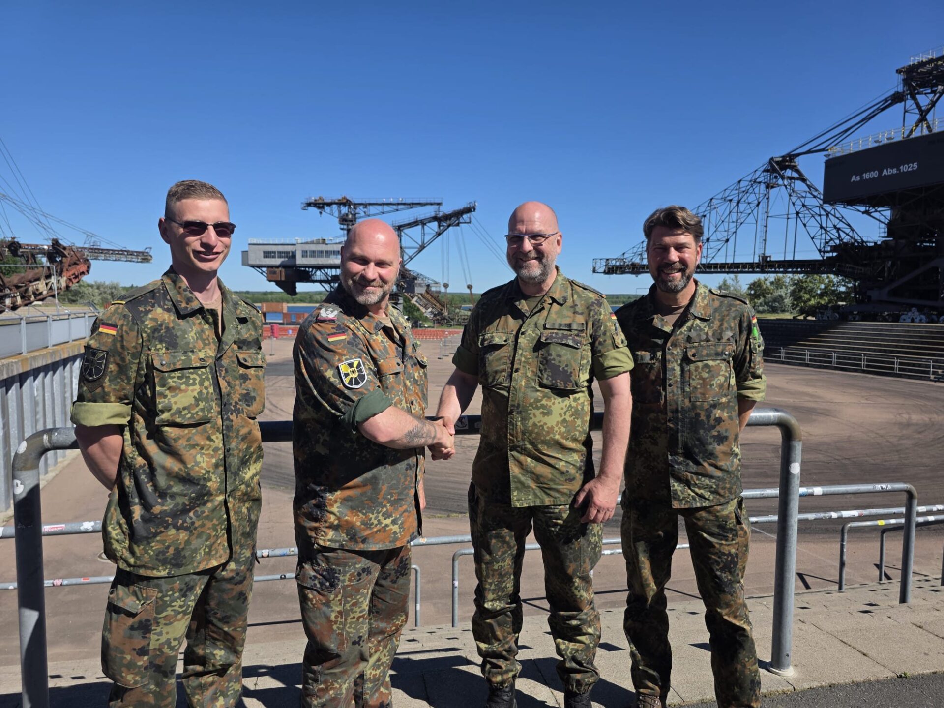 Major d.R. David W., Oberstleutnant Henry Seeber, Oberstleutnant Rico Jurk und Oberfeldveterinär d.R. Kai-Uwe A. bei der kommissarischen Übergabe der Führung des Kreisverbindungskommandos Wittenberg.