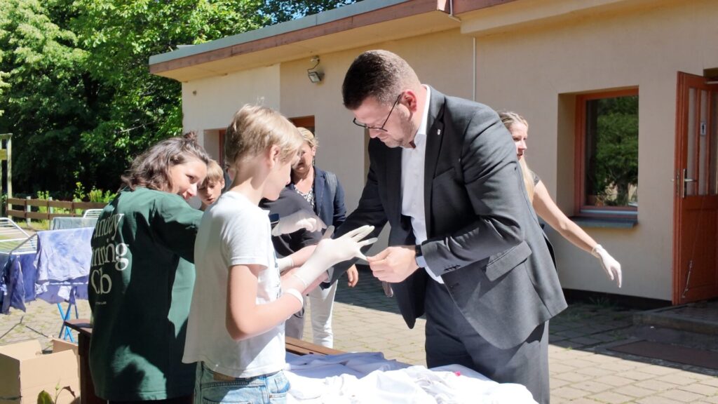 Landrat Christian Tylsch besucht am Donnerstag die Ferienwerkstatt.