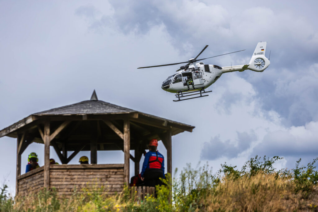 Beim gemeinsamen Flugtag am Badesee Dixförda trainierten Einsatzkräfte der Berg- und Wasserwacht des DRK aus Sachsen-Anhalt und Bayern gemeinsam mit der Bundeswehr realitätsnahe Rettungsszenarien für den Katastrophenschutz.
