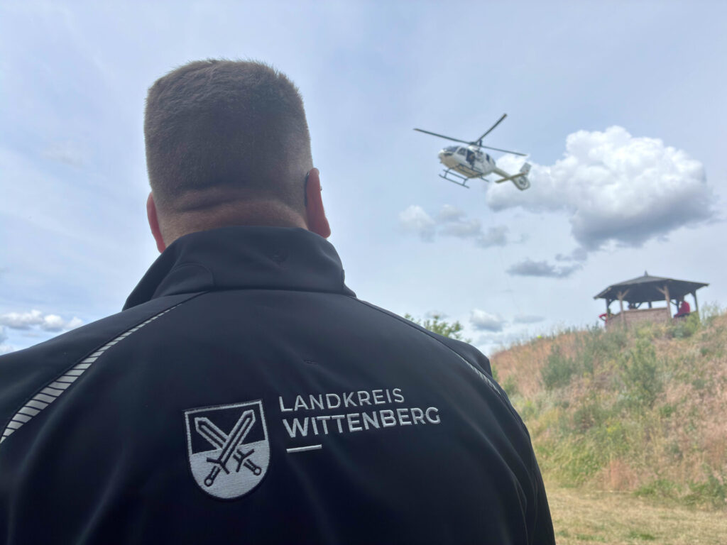 Beim gemeinsamen Flugtag am Badesee Dixförda trainierten Einsatzkräfte der Berg- und Wasserwacht des DRK aus Sachsen-Anhalt und Bayern gemeinsam mit der Bundeswehr realitätsnahe Rettungsszenarien für den Katastrophenschutz.