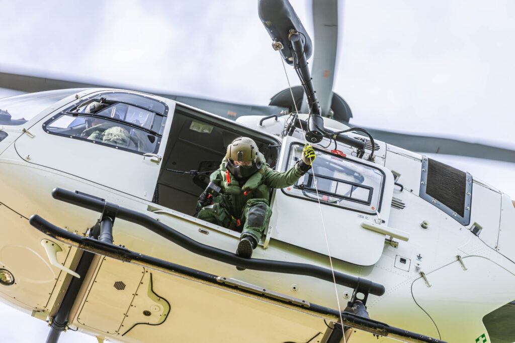 Beim gemeinsamen Flugtag am Badesee Dixförda trainierten Einsatzkräfte der Berg- und Wasserwacht des DRK aus Sachsen-Anhalt und Bayern gemeinsam mit der Bundeswehr realitätsnahe Rettungsszenarien für den Katastrophenschutz.