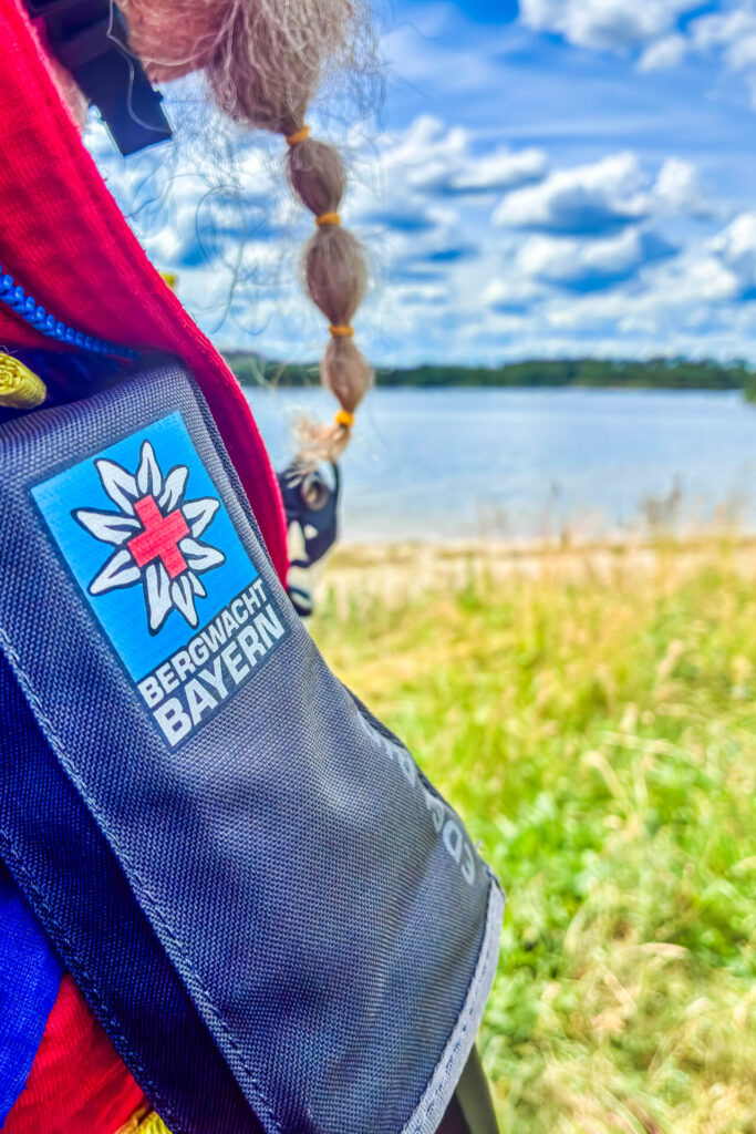 Beim gemeinsamen Flugtag am Badesee Dixförda trainierten Einsatzkräfte der Berg- und Wasserwacht des DRK aus Sachsen-Anhalt und Bayern gemeinsam mit der Bundeswehr realitätsnahe Rettungsszenarien für den Katastrophenschutz.