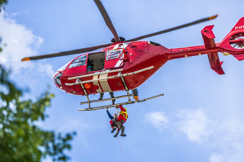 Beim gemeinsamen Flugtag am Badesee Dixförda trainierten Einsatzkräfte der Berg- und Wasserwacht des DRK aus Sachsen-Anhalt und Bayern gemeinsam mit der Bundeswehr realitätsnahe Rettungsszenarien für den Katastrophenschutz.