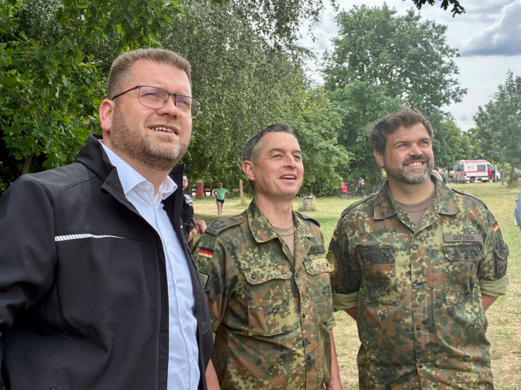 Beim gemeinsamen Flugtag am Badesee Dixförda trainierten Einsatzkräfte der Berg- und Wasserwacht des DRK aus Sachsen-Anhalt und Bayern gemeinsam mit der Bundeswehr realitätsnahe Rettungsszenarien für den Katastrophenschutz.