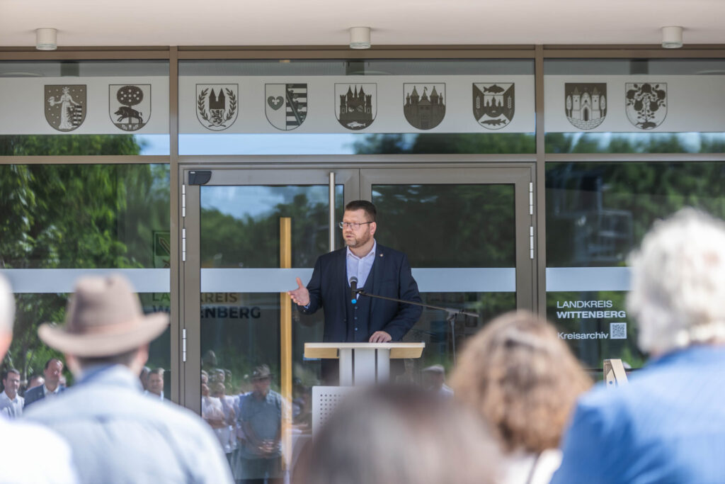 Am 19. Juni 2026 übergab Landrat Christian Tylsch den Neubau des Kreisarchivs offiziell an die Nutzer. Foto: Baumbach