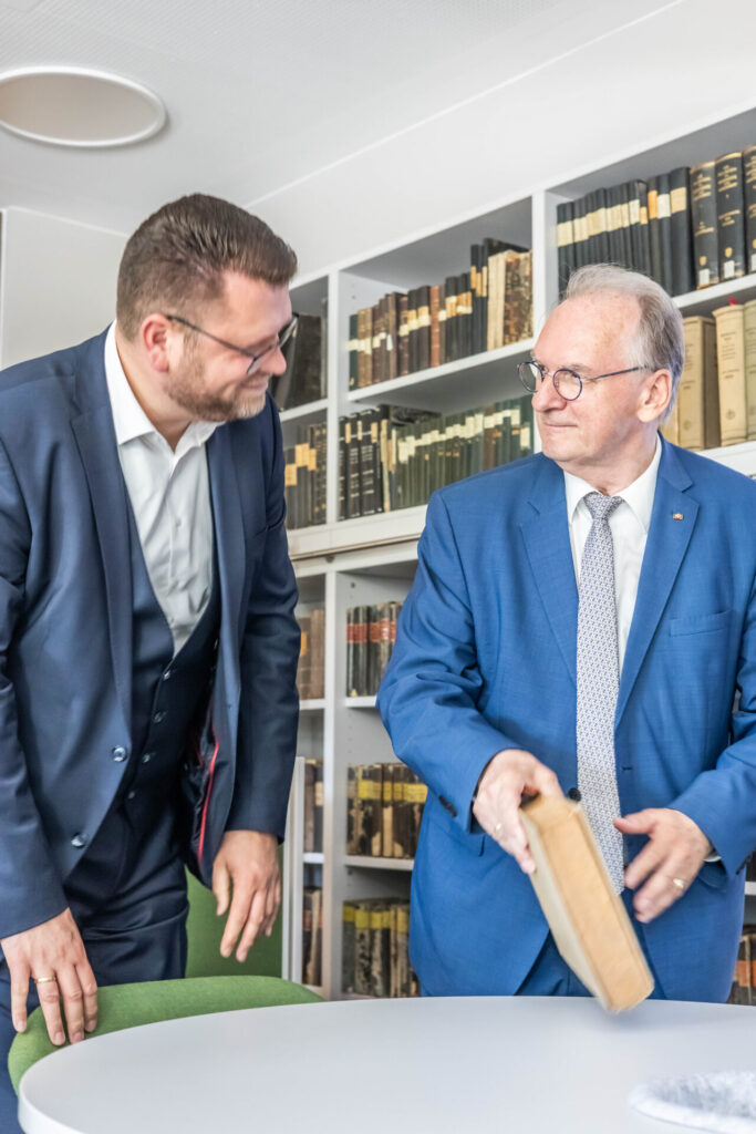 Am 19. Juni 2026 übergab Landrat Christian Tylsch den Neubau des Kreisarchivs offiziell an die Nutzer. Foto: Baumbach