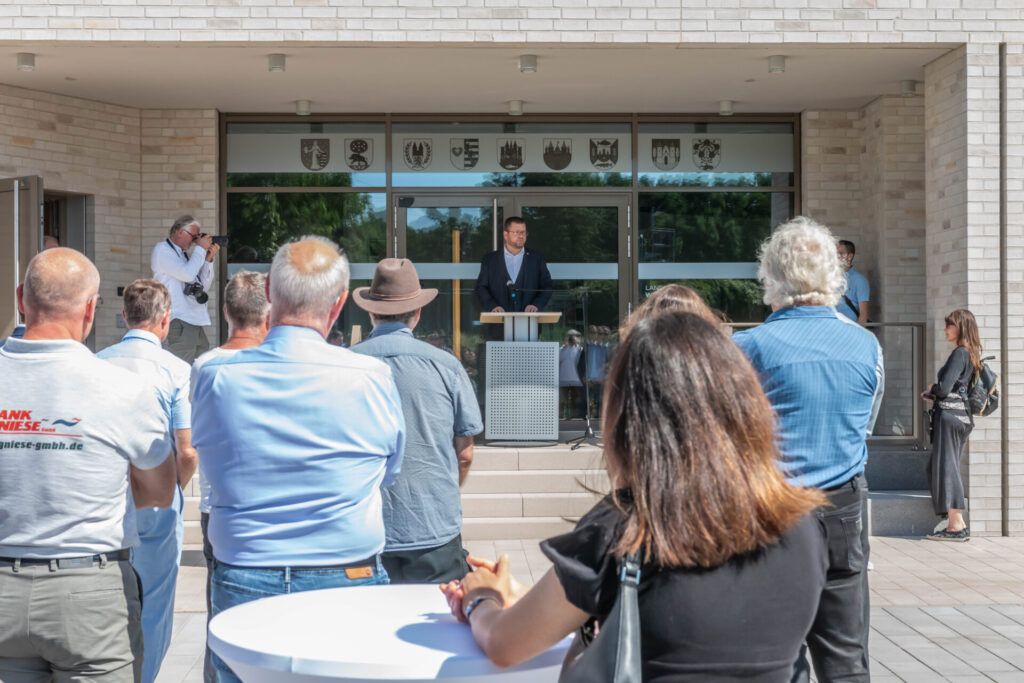 Am 19. Juni 2026 übergab Landrat Christian Tylsch den Neubau des Kreisarchivs offiziell an die Nutzer. Foto: Baumbach