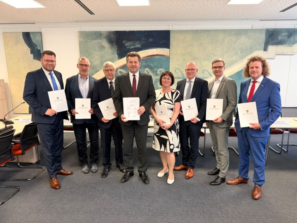 Unterzeichnung der Vereinbarung zur Initiative Bürgerarbeit. Foto: Landkreistag