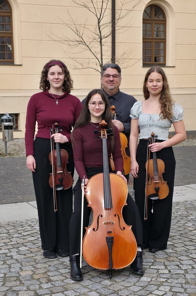 Streichquartett "Young Strings" der Kreismusikschule Wittenberg mit ihrem Lehrer Marin Marinov im Hof der Leucorea