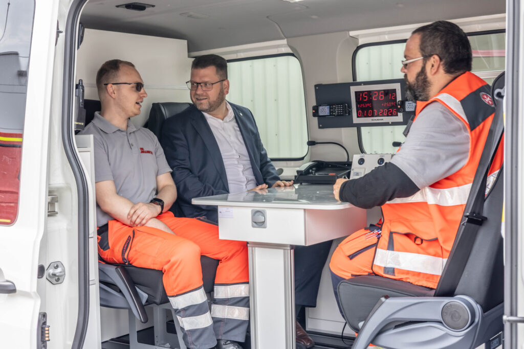 Landrat Christian Tylsch übergab heute die Fahrzeugschlüssel für den neuen Einsatzleitwagen an Sebastian Lange, den Leiter des 2. Fachdienstes Betreuung der Johanniter Unfallhilfe, der mit seinen ehrenamtlichen Kräften in Kemberg stationiert ist.