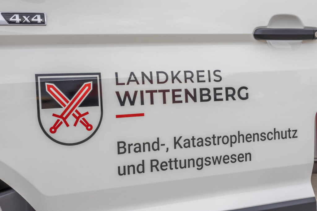 Landrat Christian Tylsch übergab heute die Fahrzeugschlüssel für den neuen Einsatzleitwagen an Sebastian Lange, den Leiter des 2. Fachdienstes Betreuung der Johanniter Unfallhilfe, der mit seinen ehrenamtlichen Kräften in Kemberg stationiert ist.