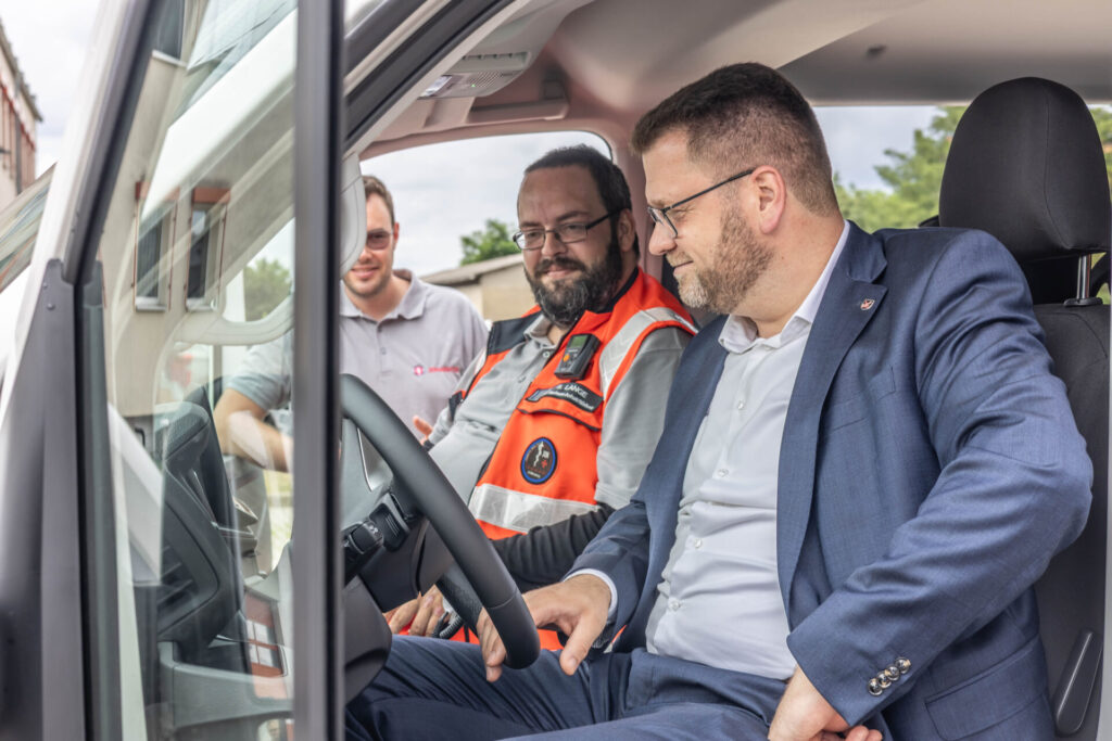 Landrat Christian Tylsch übergab heute die Fahrzeugschlüssel für den neuen Einsatzleitwagen an Sebastian Lange, den Leiter des 2. Fachdienstes Betreuung der Johanniter Unfallhilfe, der mit seinen ehrenamtlichen Kräften in Kemberg stationiert ist.