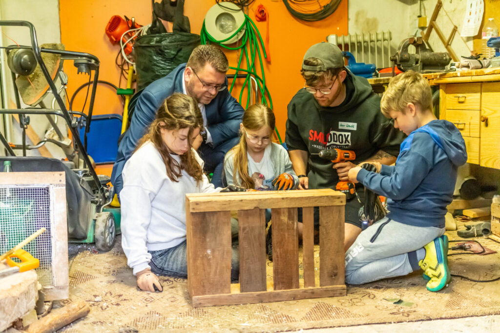 Landrat Christian Tylsch besuchte am 7. Juli 2026 die 5. regionale Ferienwerkstatt im Freizeittreff „Wiesengrund“ in Jessen. Unter dem Motto „Kleine Entdecker ganz groß“ nehmen dort 30 Schülerinnen und Schüler der 3. und 4. Klassen an kreativen, naturpädagogischen und sportlichen Angeboten teil.