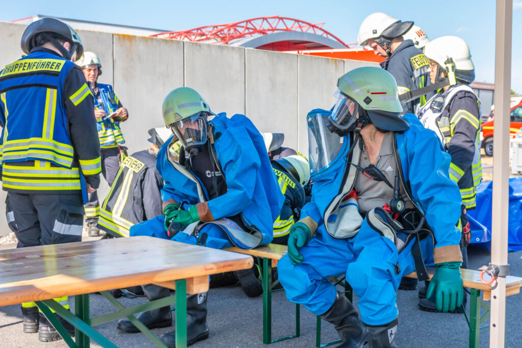 Der Fachdienst ABC der Feuerwehren im Landkreis Wittenberg übte am 8. Juli 2026 den Einsatz bei einer Gefahrenlage mit chemischen Stoffen. 67 Einsatzkräfte trainierten unter realistischen Bedingungen Abläufe wie Schutzanzug-Einsatz, Dekontamination und Atemschutzüberwachung.