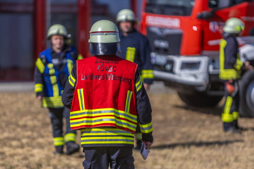 Der Fachdienst ABC der Feuerwehren im Landkreis Wittenberg übte am 8. Juli 2026 den Einsatz bei einer Gefahrenlage mit chemischen Stoffen. 67 Einsatzkräfte trainierten unter realistischen Bedingungen Abläufe wie Schutzanzug-Einsatz, Dekontamination und Atemschutzüberwachung.