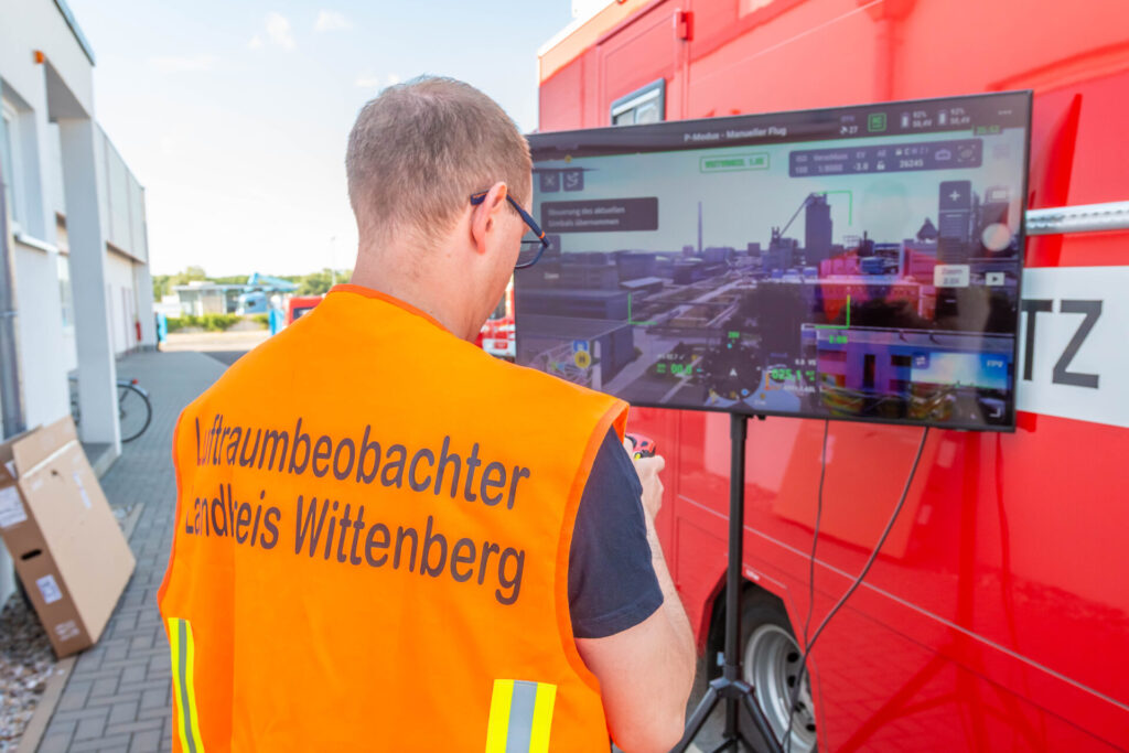 Der Fachdienst ABC der Feuerwehren im Landkreis Wittenberg übte am 8. Juli 2026 den Einsatz bei einer Gefahrenlage mit chemischen Stoffen. 67 Einsatzkräfte trainierten unter realistischen Bedingungen Abläufe wie Schutzanzug-Einsatz, Dekontamination und Atemschutzüberwachung.
