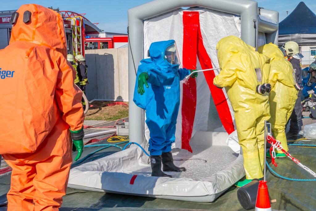 Der Fachdienst ABC der Feuerwehren im Landkreis Wittenberg übte am 8. Juli 2026 den Einsatz bei einer Gefahrenlage mit chemischen Stoffen. 67 Einsatzkräfte trainierten unter realistischen Bedingungen Abläufe wie Schutzanzug-Einsatz, Dekontamination und Atemschutzüberwachung.