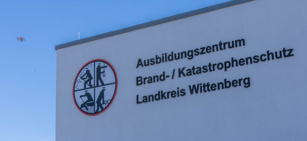 Der Fachdienst ABC der Feuerwehren im Landkreis Wittenberg übte am 8. Juli 2026 den Einsatz bei einer Gefahrenlage mit chemischen Stoffen. 67 Einsatzkräfte trainierten unter realistischen Bedingungen Abläufe wie Schutzanzug-Einsatz, Dekontamination und Atemschutzüberwachung.
