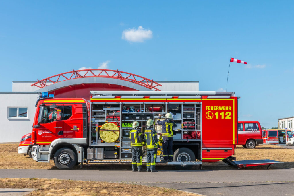 Der Fachdienst ABC der Feuerwehren im Landkreis Wittenberg übte am 8. Juli 2026 den Einsatz bei einer Gefahrenlage mit chemischen Stoffen. 67 Einsatzkräfte trainierten unter realistischen Bedingungen Abläufe wie Schutzanzug-Einsatz, Dekontamination und Atemschutzüberwachung.