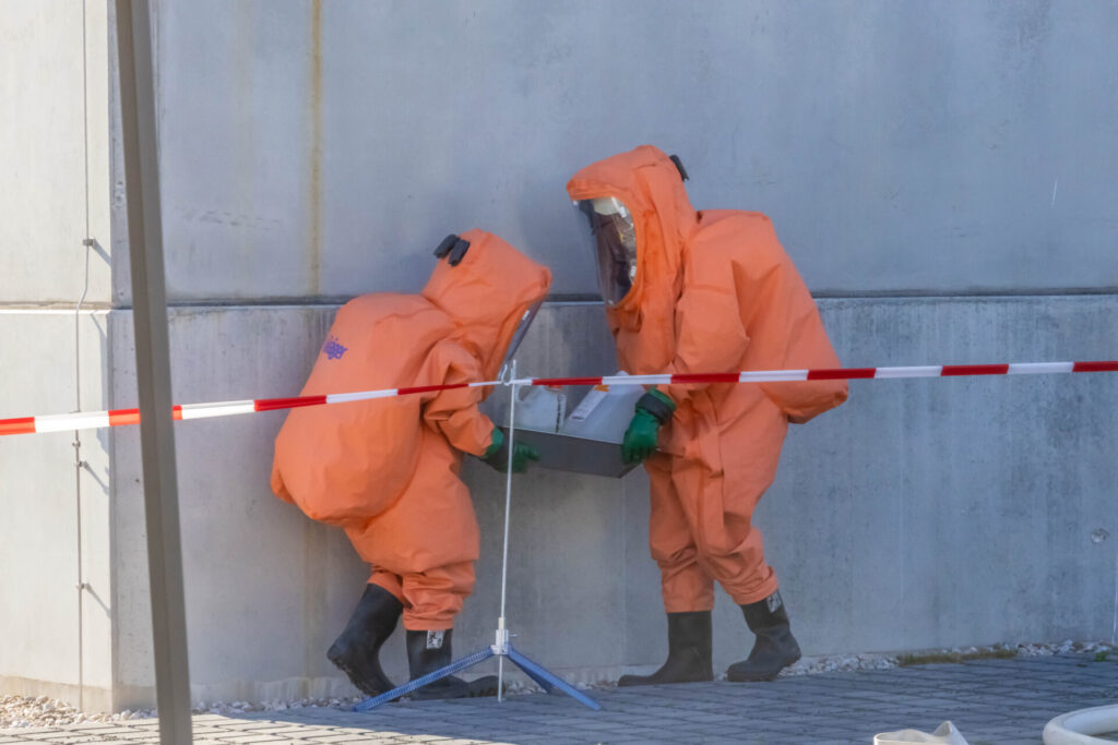 Der Fachdienst ABC der Feuerwehren im Landkreis Wittenberg übte am 8. Juli 2026 den Einsatz bei einer Gefahrenlage mit chemischen Stoffen. 67 Einsatzkräfte trainierten unter realistischen Bedingungen Abläufe wie Schutzanzug-Einsatz, Dekontamination und Atemschutzüberwachung.