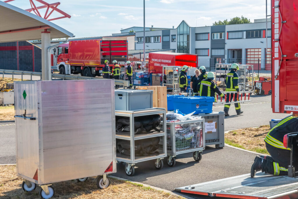 Der Fachdienst ABC der Feuerwehren im Landkreis Wittenberg übte am 8. Juli 2026 den Einsatz bei einer Gefahrenlage mit chemischen Stoffen. 67 Einsatzkräfte trainierten unter realistischen Bedingungen Abläufe wie Schutzanzug-Einsatz, Dekontamination und Atemschutzüberwachung.