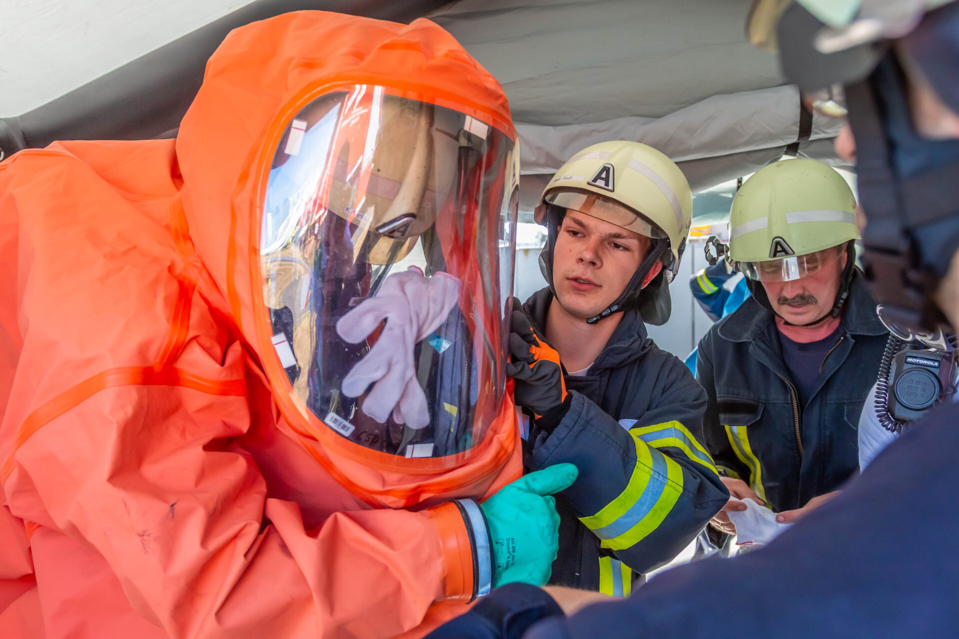 Der Fachdienst ABC der Feuerwehren im Landkreis Wittenberg übte am 8. Juli 2026 den Einsatz bei einer Gefahrenlage mit chemischen Stoffen. 67 Einsatzkräfte trainierten unter realistischen Bedingungen Abläufe wie Schutzanzug-Einsatz, Dekontamination und Atemschutzüberwachung.