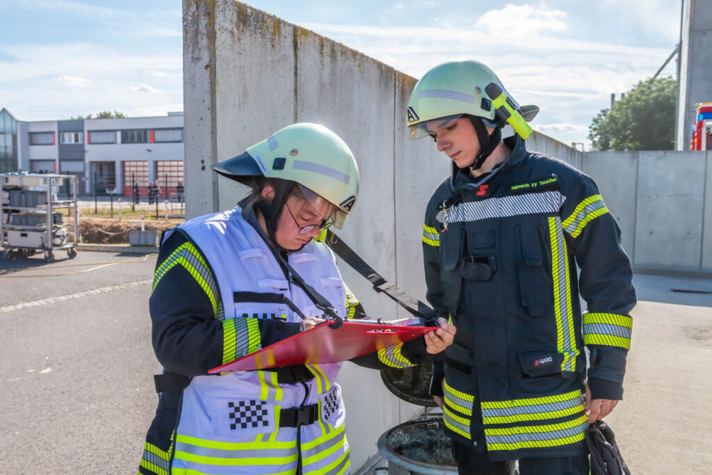 Der Fachdienst ABC der Feuerwehren im Landkreis Wittenberg übte am 8. Juli 2026 den Einsatz bei einer Gefahrenlage mit chemischen Stoffen. 67 Einsatzkräfte trainierten unter realistischen Bedingungen Abläufe wie Schutzanzug-Einsatz, Dekontamination und Atemschutzüberwachung.