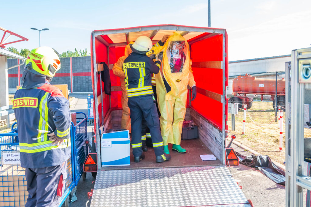 Der Fachdienst ABC der Feuerwehren im Landkreis Wittenberg übte am 8. Juli 2026 den Einsatz bei einer Gefahrenlage mit chemischen Stoffen. 67 Einsatzkräfte trainierten unter realistischen Bedingungen Abläufe wie Schutzanzug-Einsatz, Dekontamination und Atemschutzüberwachung.