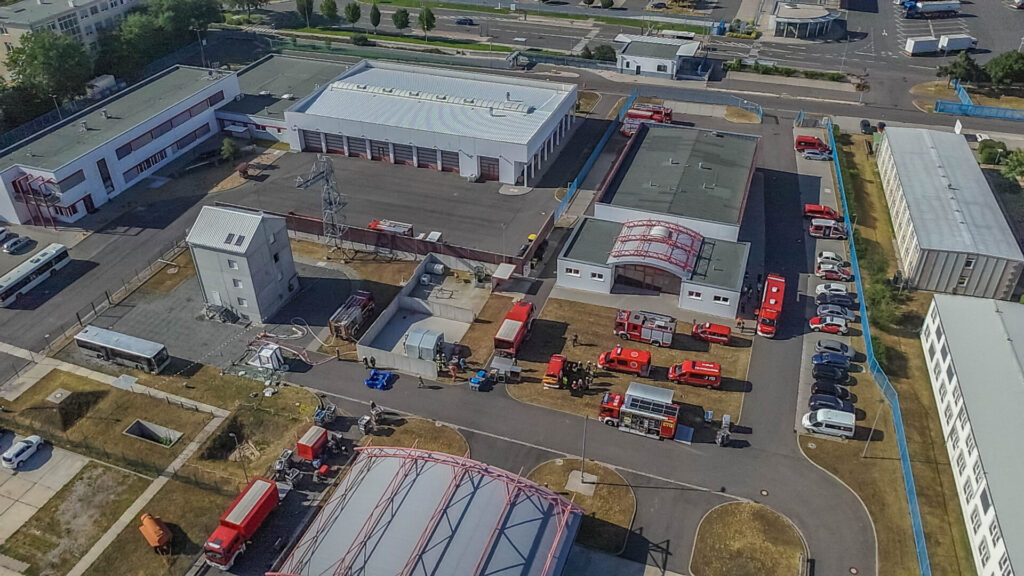 Der Fachdienst ABC der Feuerwehren im Landkreis Wittenberg übte am 8. Juli 2026 den Einsatz bei einer Gefahrenlage mit chemischen Stoffen. 67 Einsatzkräfte trainierten unter realistischen Bedingungen Abläufe wie Schutzanzug-Einsatz, Dekontamination und Atemschutzüberwachung.