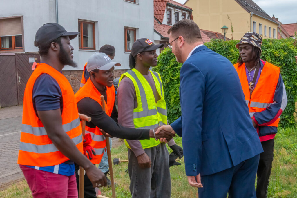 In Oranienbaum-Wörlitz sind in Rekordzeit die ersten Arbeitsgelegenheiten für Asylbewerber und Bürgergeldempfänger gestartet.