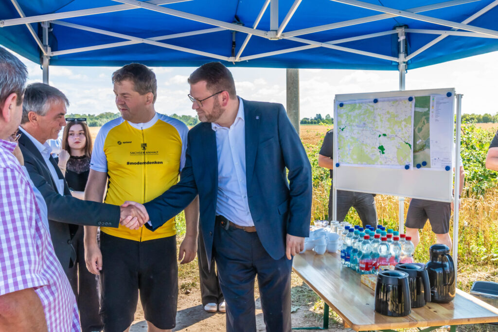 Um Hochwasserschutz ging es beim Termin am Deich in Wartenburg. Was Ministerpräsident Sven Schulze und Landrat Christian Tylsch dort erfuhren.