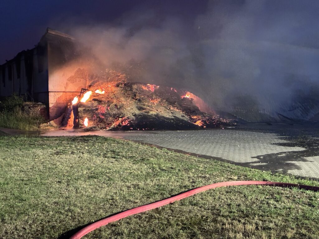 Weite Teile der Anlage stehen in Flammen