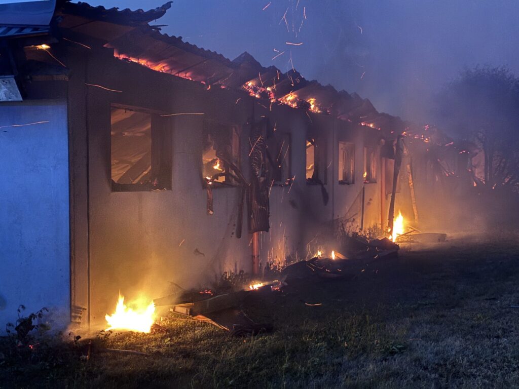 Weite Teile der Anlage stehen in Flammen