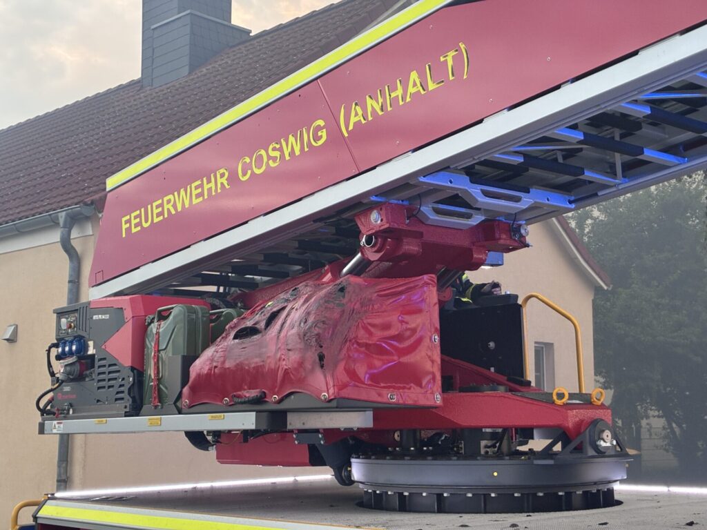 Die Drehleiter der Feuerwehr Coswig (Anhalt) wurde beschädigt.