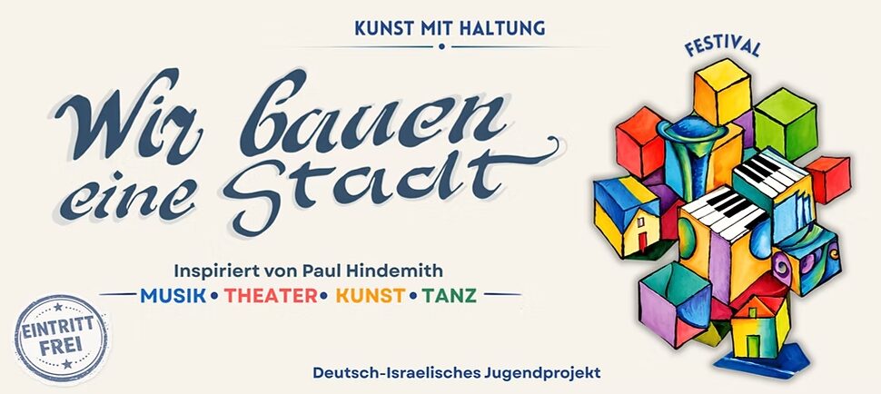 Bunte, kubistische Würfel mit Buchstaben und Musikinstrumenten neben dem Schriftzug 'Wir bauen eine Stadt' und weiteren Texten zu einem Kunst- und Jugendprojekt.