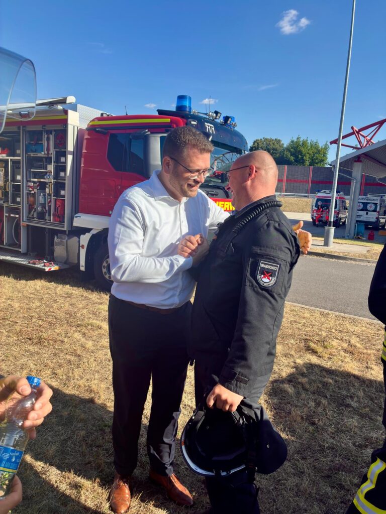 Landrat Christian Tylsch dankte allen Beteiligten für ihre professionelle Arbeit: „Solche Übungen sind unverzichtbar, um im Ernstfall schnell und sicher handeln zu können. Mein besonderer Dank gilt allen Einsatzkräften, die dann trainieren, wenn andere ihren Feierabend genießen.“