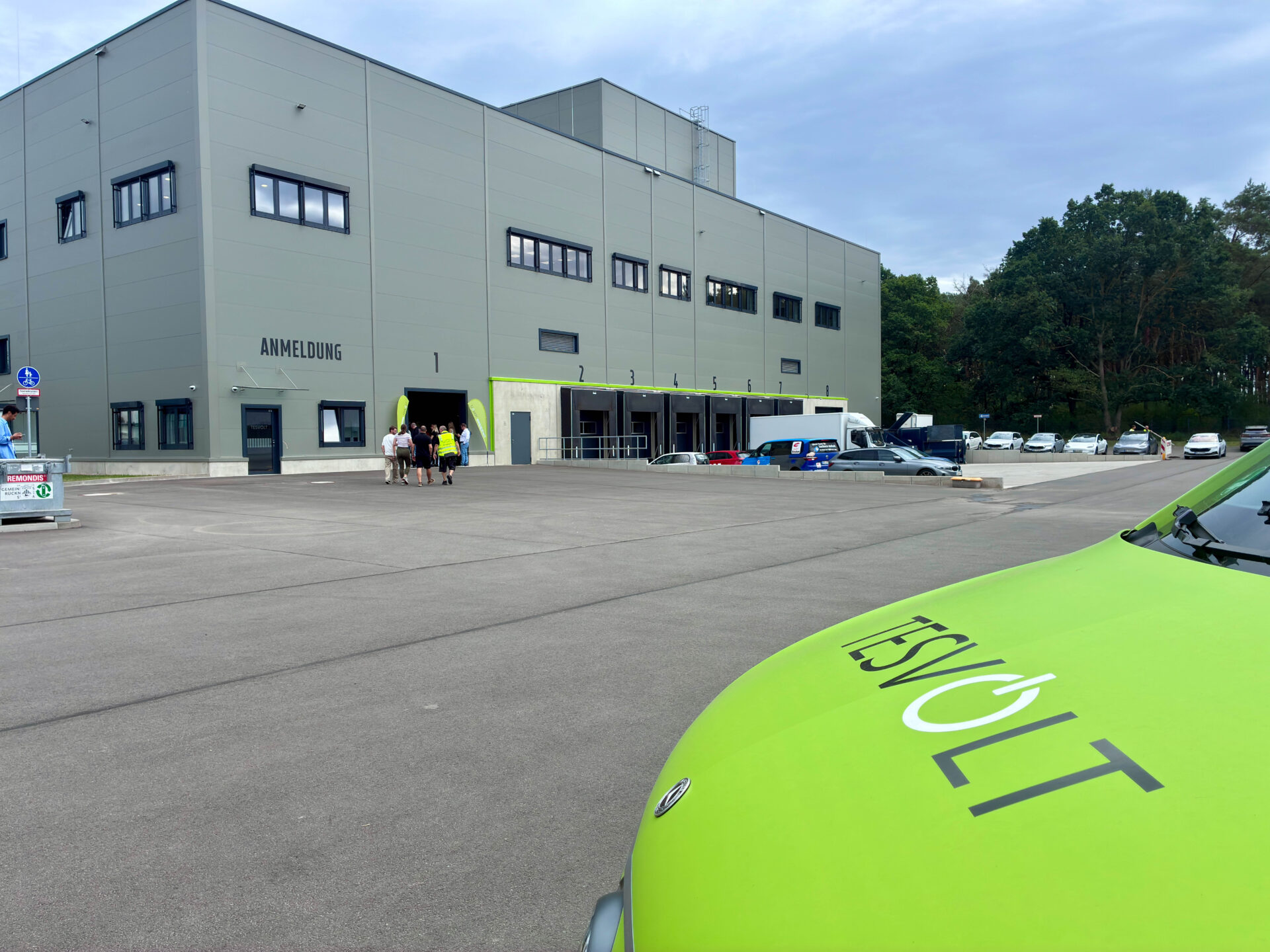 TESVOLT feierte beim Sommerfest die Eröffnung seines neuen Logistikzentrums in Wittenberg. Landrat Christian Tylsch gratulierte dem Unternehmen zur weiteren Investition am Standort.