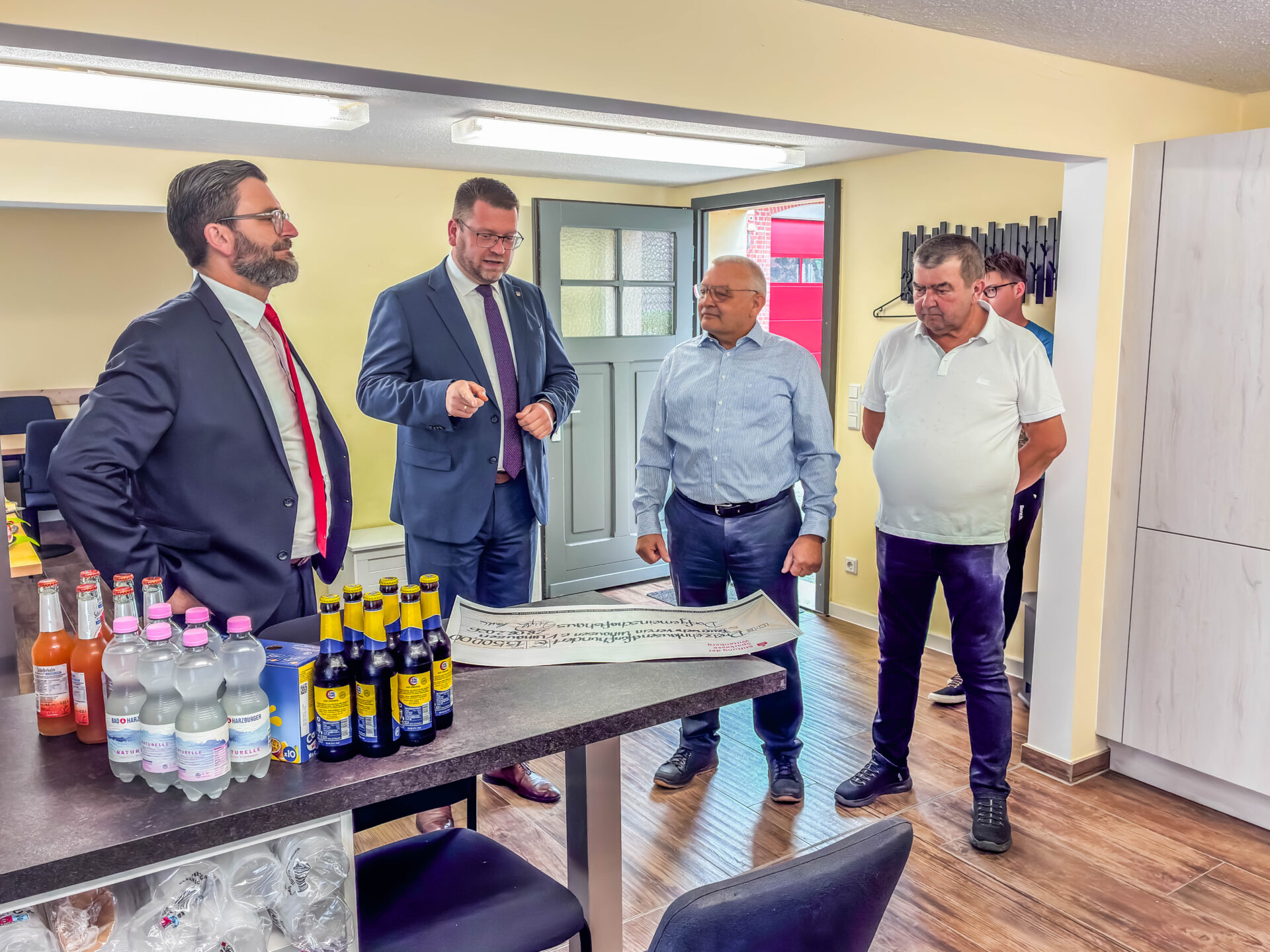 In Uthausen ist ein neuer Gemeinschaftsraum für das Dorfleben entstanden. Die Stiftung der Sparkasse Wittenberg unterstützt das Projekt mit 13.500 Euro.