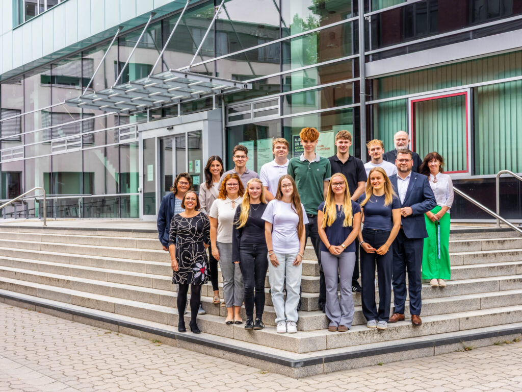 Zum 1. August 2026 haben insgesamt elf junge Menschen ihre Ausbildung beziehungsweise ihr duales Studium beim Landkreis Wittenberg begonnen.
