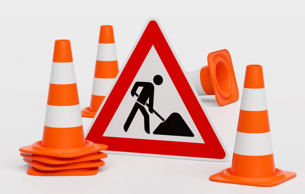 Gruppe von Pylonen und Verkehrsschild