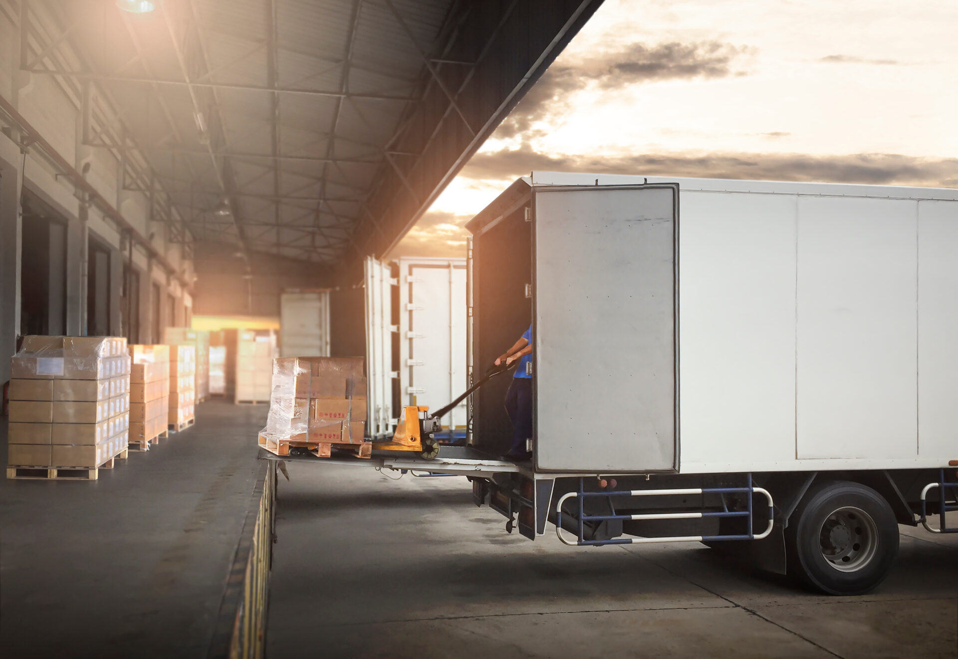 weißer LKW ohne Zugmaschine an Laderampe