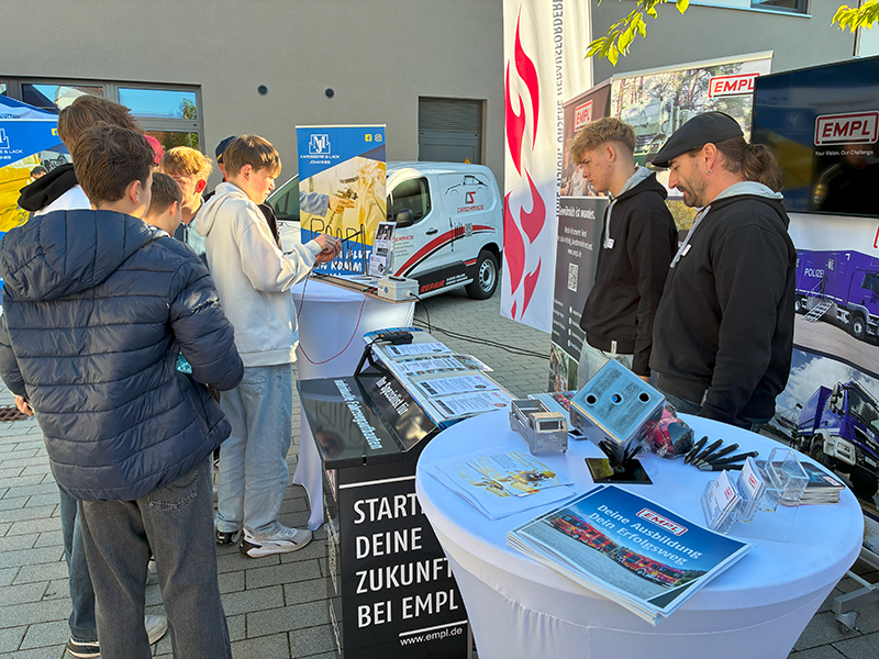 Schüler stehen an einem Infostand.
