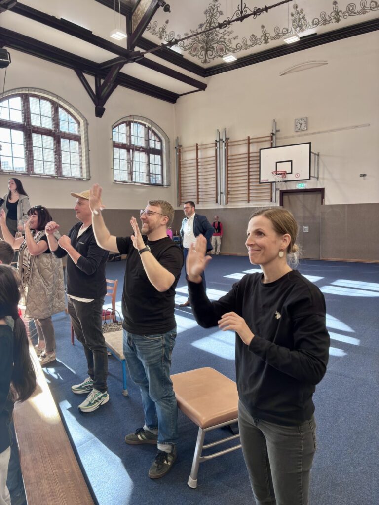 Mausini gastiert zum "Tag der Zahngesundheit" an der Diesterweg-Grundschule in Wittenberg.