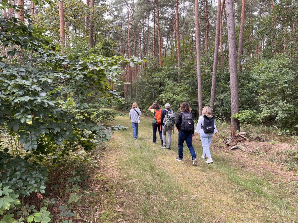 Personen im Wald