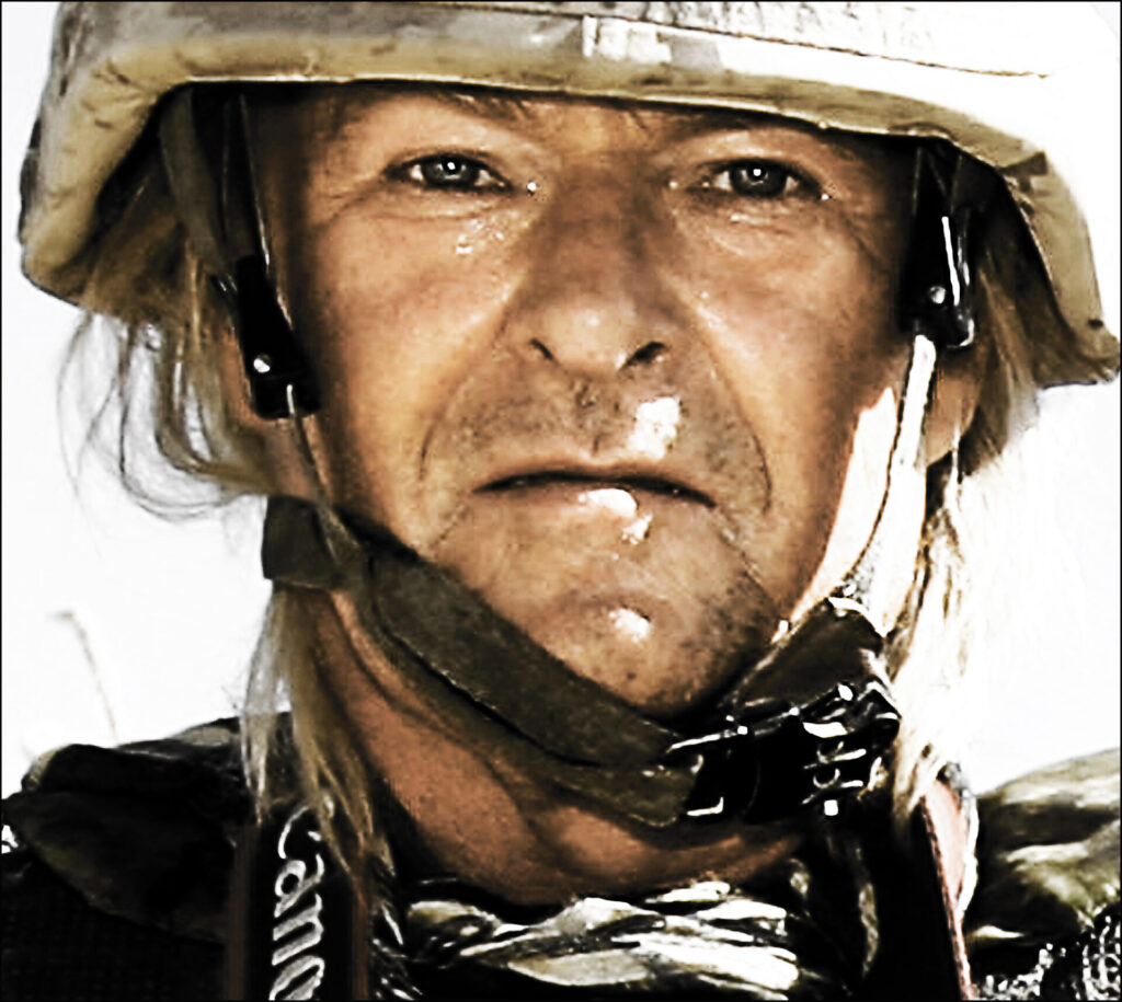der Kopf eines Soldaten mit Helm ist zu sehen