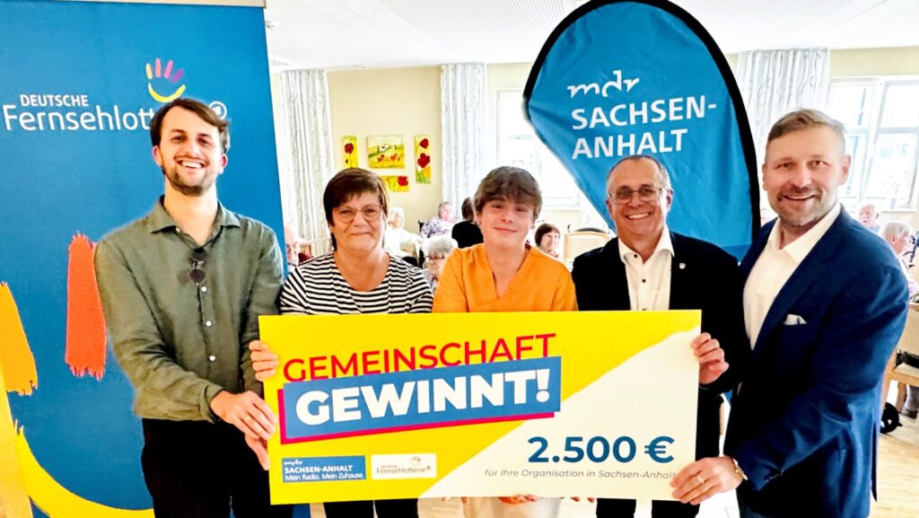 Schulleiter Pascal Rath, Carmen Apelt, Vorstandsmitglied des Fördervereins der Ganztagsschule „Ernestine Reiske“; Alex Brunk, ehemaliger Schüler der Ganztagsschule undaktuell Praktikant in der AWO-Seniorenresidenz ´Marie Juchacz`, Dr. Jörg Hartmann, stellvertretender Landrat des Landkreises Wittenberg & Stephan Masch, Repräsentant der Deutschen Fernsehlotterie bei der symbolischen Scheckübergabe der Gewinnsumme in Kemberg.